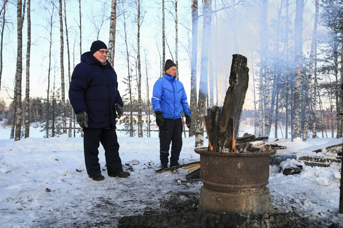 Utransaaren poltetut laavut korvataan metallirunkoisilla katoksilla -  